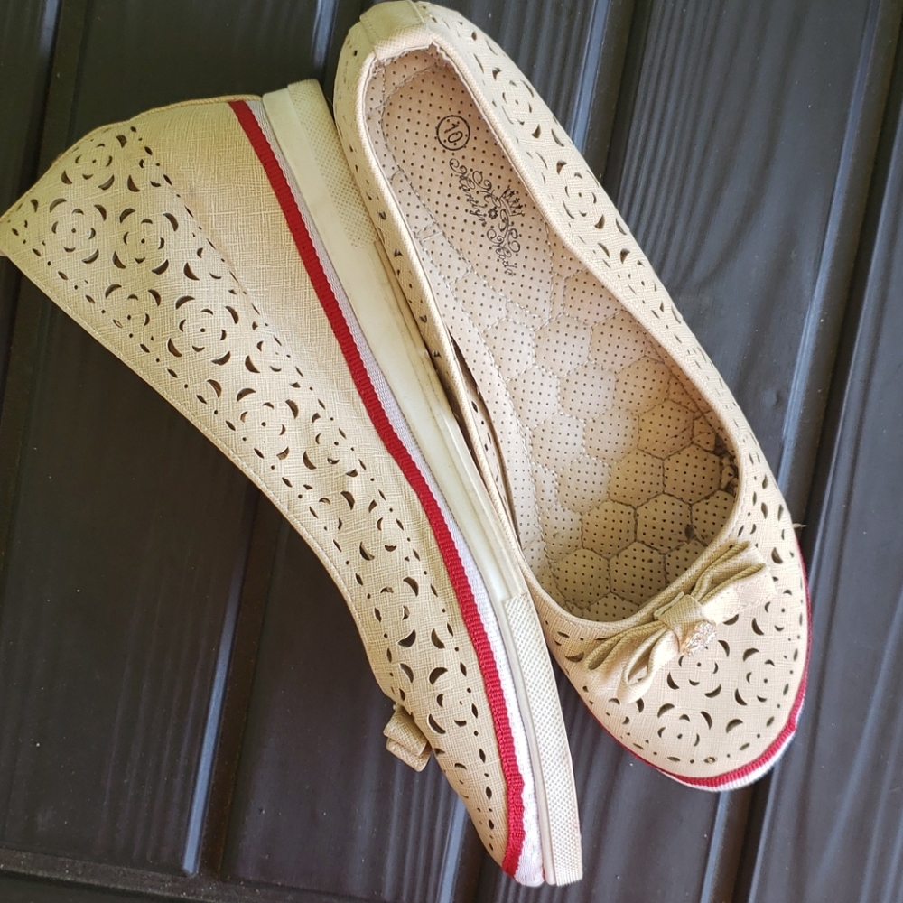 MARILYN MODA SLIP ONS BEIGE FAUX LEATHER CUTOUT 11